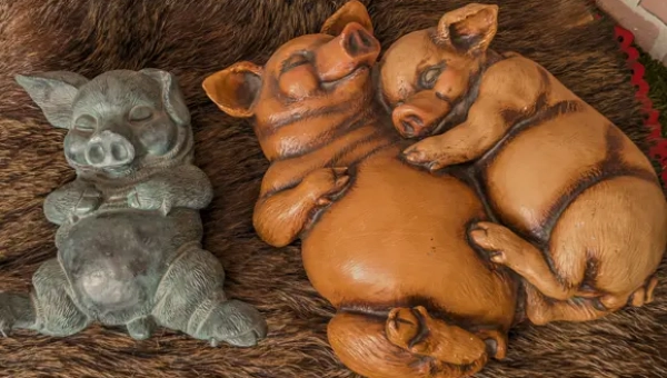 Sleeping porcelain pigs